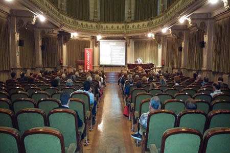 Iñaki Rodríguez, responsable del Grupo Oftalmológico Tres Torres de Bilbao, durante su conferencia peque